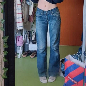 Levi's Lowwaist bootcut jeans - Säljer skitsnygga lågmidjade bootcut jeans. Använda varsamt och i okej skick. Igensytt hål på ett av knäna. På bilden ser de väldigt tydligt ut men i verkligheten smällter de in i byxorna rätt så bra. Köparen står för frakt. Ställ gärna frågor!
