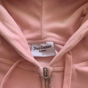 Juicy couture - Säljer min rosa juicy couture tröja pga köpte fel. Den är knappt använd och storlek s. Nypris 1200kr