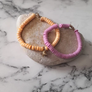 Två armband ihop  - Dett är en som kostar 20 kr + frakt och DU står för den!. frakten kostar 12 kr!❤