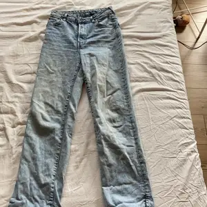 Från H&M. Ett par långa jeans. Högmidjade och har massor av knappar istället för en gylf. En slits längst ner på benen. Lite tajtare upptil. Frakten som står gills INTE utan diskuteras privat istället!