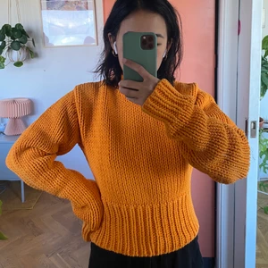 Superfin tröja Acne Studios - Jättefin orange tröja från Acne Studios. Den är tjock och varm, lite croppad och med längre ärmar. I fint skick!