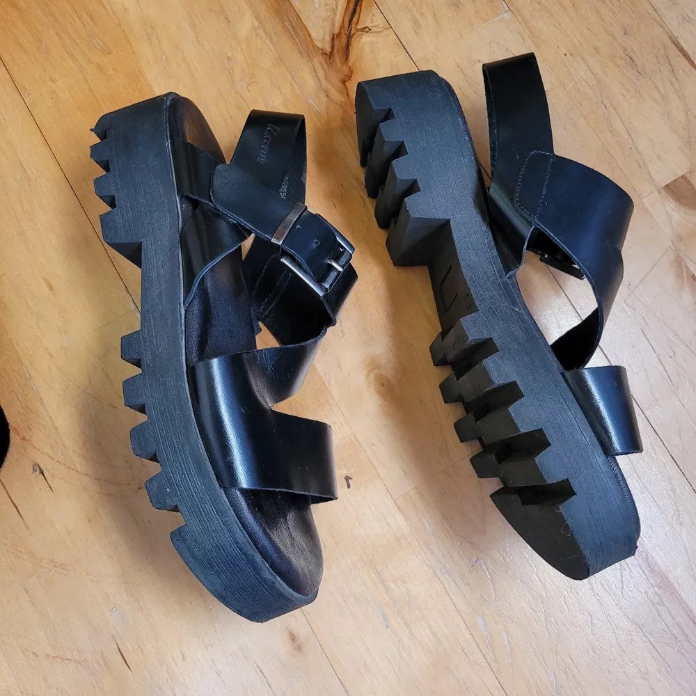 Säljer ett par fräna sandaler i fuskskinn, använda men i fint skick. Perfekt för sommaren! Storlek 37. Säljes för 150 kr, frakt tillkommer på 66 kr (spårbar). ✨️. Skor.