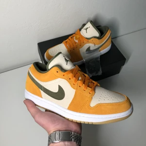 Jordan 1 Low - Olive  - Jordan 1 Low - Olive⚡️ // Helt nya med originalbox, ds // Storlekar: 40 // Pris: 1399 kr // Skickas spårbart via PostNord på köparens bekostnad // Instagram @snkrheatofficial