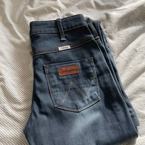 Super fina jeans från wrangler som jag aldrig använt. Dom är blandning mellan straight och lite bootcut, super fina.🥰🥰