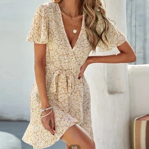 Klänning storlek s - En fin klänning med dragkedja på sidan, lite genomskinlig.