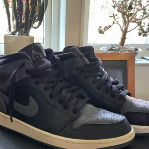 Jordan 1 'dark grey' - 10/10 condition Storlek 44,5 säljer pga behöver pengar och planerar inte att använda dom. Skorna är ändast testade men aldrig används utomhus. Boxen finns så allt är precis som nytt. Skicka Dm om du har några frågor eller vill ha någon bild :)
