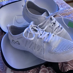 Cheerleadingskor - Säljer mina helt nya Nfinity flyte cheerleadingskor i storlek 8. Mina fötter är 24,4-5 nånstans där. Använts fyra träningstillfällen. Har tidigare målat under med lila penna men har tagit bort så syns knappt något längre. Nypris: 1300:- 