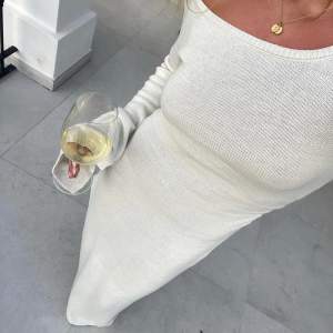Superfin vit långklänning från Lojsan Wallins senaste kollektion med Na-kd. Säljer då jag tyvärr beställde den i för stor storlek.