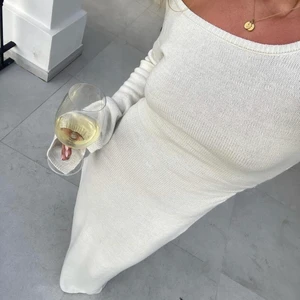 Långklänning Lojsan Wallin - Superfin vit långklänning från Lojsan Wallins senaste kollektion med Na-kd. Säljer då jag tyvärr beställde den i för stor storlek.