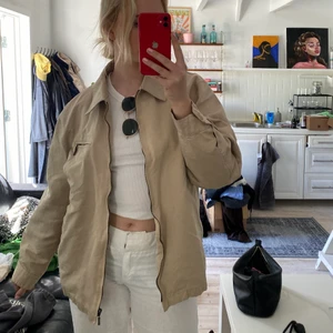 Beige jacka - Skitsnygg beige jacka i bra skick. Den är i storelk M  och sitter lite oversized.