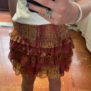 Super fin zara kjol, som är för liten för mig:( vid många intresserade blir det budgivning. Direkt pris: 500kr (inte inkluderart frakt💕)
