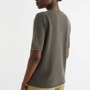 Soft goat tröja - Super fin cashew tröja från soft goat i Cashmere köpt i vintras. Använd fåtal gånger och är i super fint skick. Har alla lådor och allt kvar! Original priset är 1595 kr och den finns inte längre kvar på hemsidan💕 (färgen är den som visas på första bilden) Jag står för frakten!