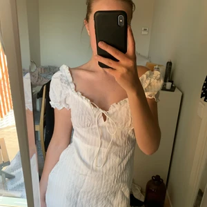 Vit klänning - En vit sommarklänning från shein som även perfekt som student klänning. Den är inte genomskinlig vilket är toppen. Den är heller aldrig använd!