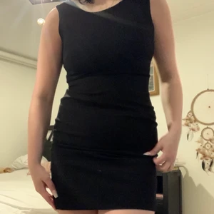 Calvin Klein klänning - AS snygg Calvin Klein klänning jag köpt second hand men aldrig kunnat använt. Superbra skick!!☺️ vid snabb affär kan vi diskutera priset☺️💗 frakt tillkommer💞