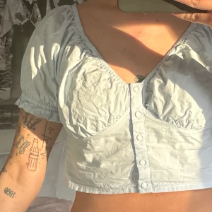 Nakd tröja storlek 38  - Den är storlek 38 och jag har 36 i tröjor men den verkar gjort för big boobies för jag drunkar i den fast jag har min  mammas stora bh på mig på bilden 