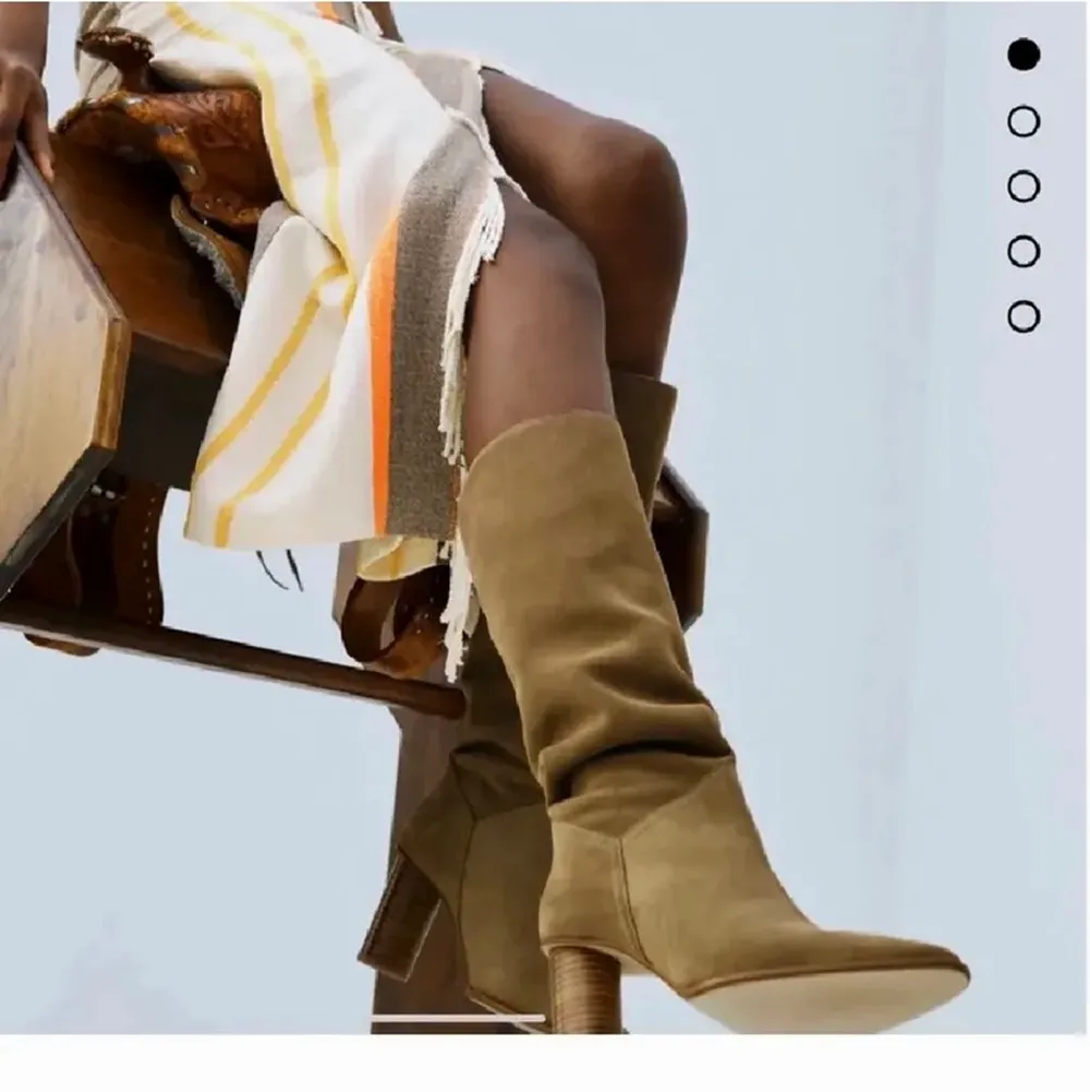 Säljer dessa Zara boots i brun mocka. Super snygga men kommer tyvärr inte till användning❤️ Endast använd en gång🥰 nypris:1150kr, köparen står för frakten (66kr)❤️. Skor.