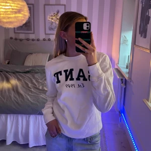 Vit gant tröja - En vit gant tröja, använd ca 5 gånger. Säljer då den ej kom till användning! Nypris runt 600-800. Storlek s. Skulle säga den passar xs-s