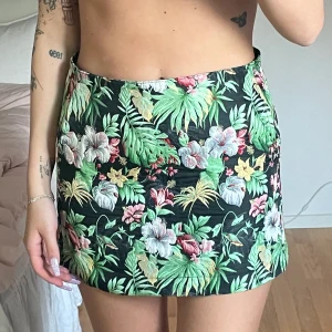 Urban Outfitters kjol storlek M - Den är lite stiff i modellen 