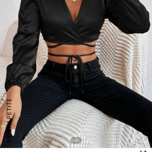 Topp - Säljer denna jätte fina topp från shein som jag precis fick hem. Super fin men lite för liten, pågrund av det säljer jag den.