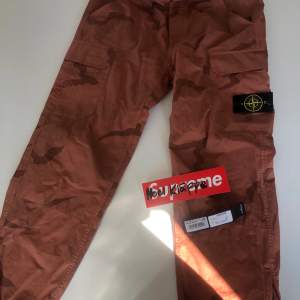 Supreme x stone island byxor, cond 9/10, pris 1250kr fri frakt. (Last sale på stockx är 476$) storlek 30 (passar 31/32)