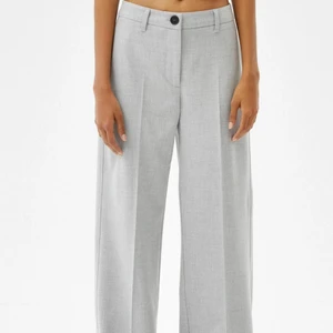 Bershka tygbyxor gråa, storlek M - Berskha grå tygbyxor i storlek M. Aldrig använda. Säljer för att de ej kommer till användning. Önskas fler bilder skriv gärna. Frakt tillkommer på 45kr. ❤️