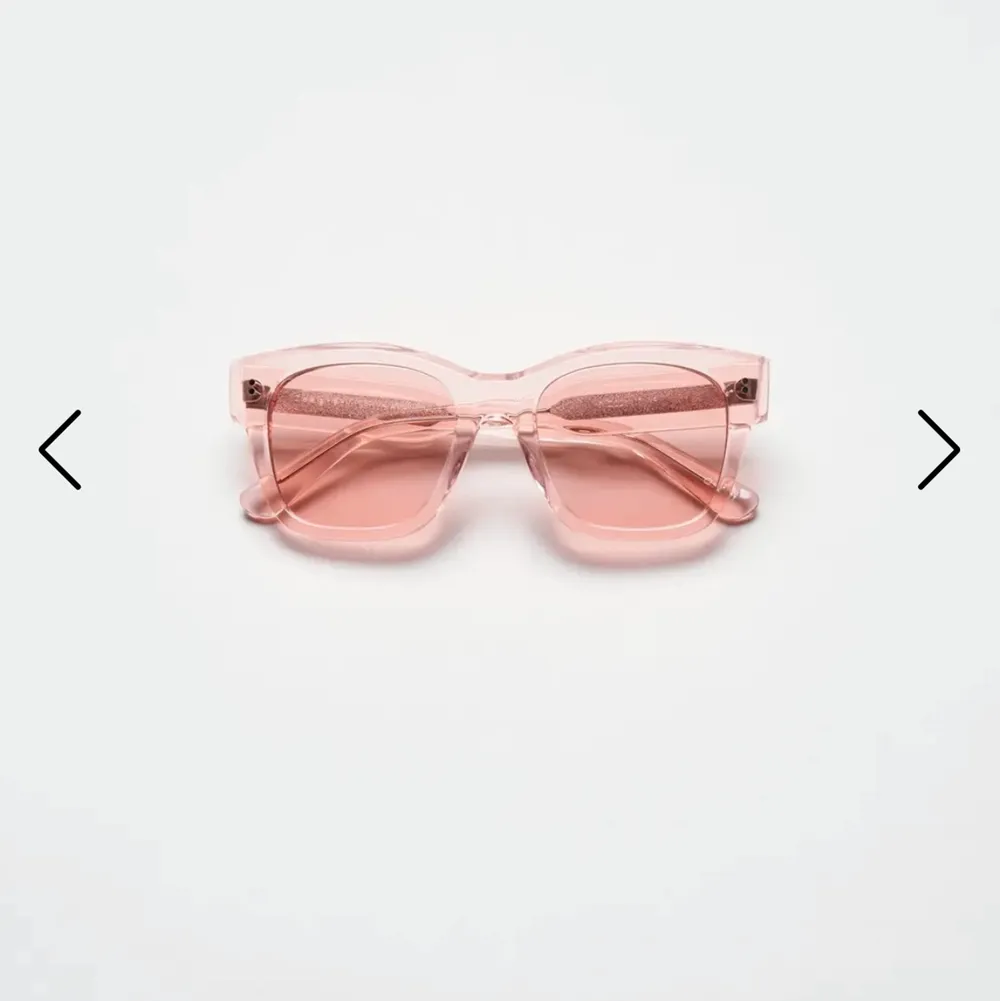 Säljer ett par helt nya och inte använda chimi solglasögon i modellen 07 rosa. Dom är som sagt inte använda utan bara testade och säljer för det inte passade mig. Kartong och fodral finns🥰. Övrigt.