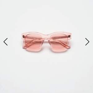 Säljer ett par helt nya och inte använda chimi solglasögon i modellen 07 rosa. Dom är som sagt inte använda utan bara testade och säljer för det inte passade mig. Kartong och fodral finns🥰