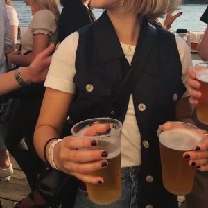 Knäppbar väst - Väst i 100% linne i mörkblå som är superfin att ha över tex T-shirt. Är i storlek 38 men funkar bra för mig som S