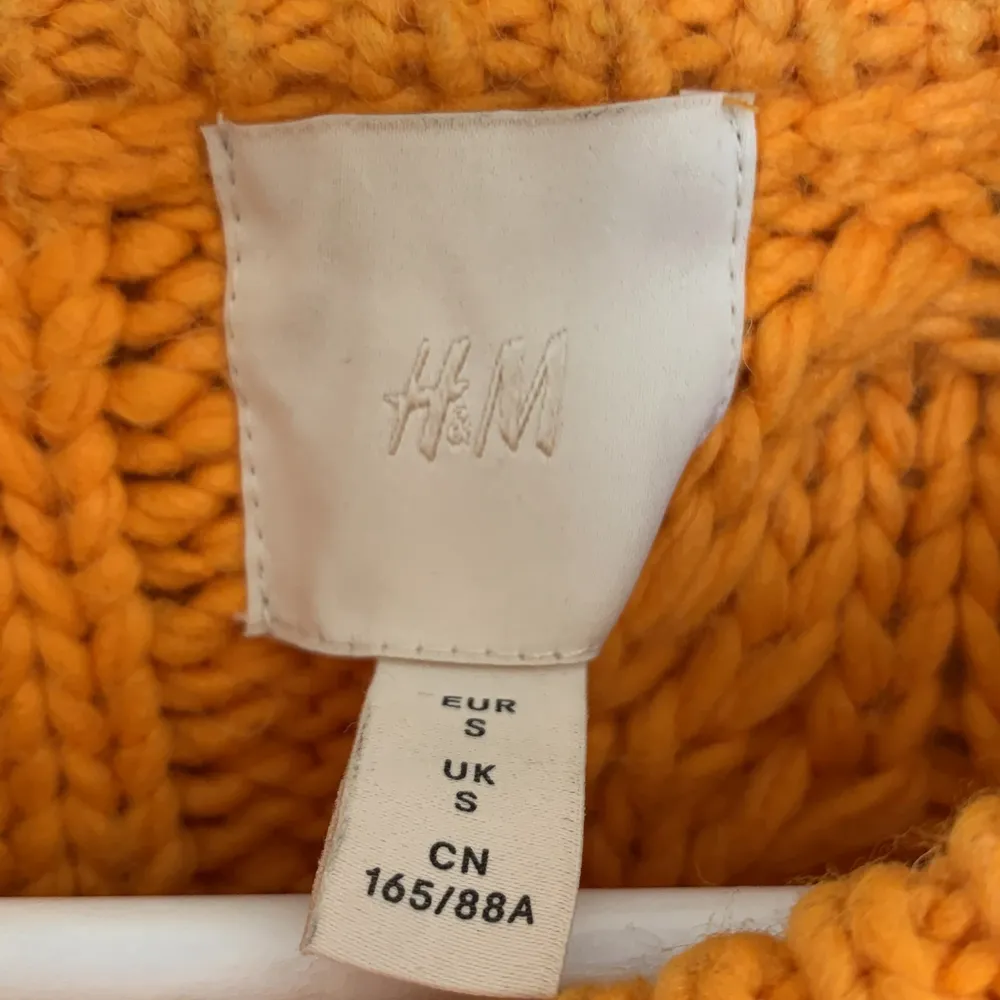 Säljer denna otroliga stickade tröjan från H&M Trend🧡🧡 200kr + frakt!. Stickat.