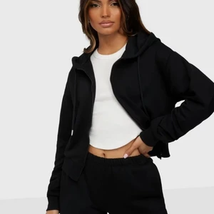 Svart zip hoodie - Zip hoodie från nelly. Bra skick!! Säljer en likadan i vit. En för 140 eller båda för 250🤍