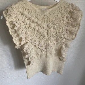 Slutsåld zara topp💞 - Slutsåld zara topp i super skick. Endast använd en gång. Passar perfekt nu till sommaren. Storlek S och säljer för 300kr.💞