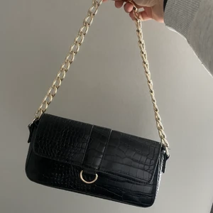 Väska - Axelremsväska, knappt använd, i väldigt bra skick