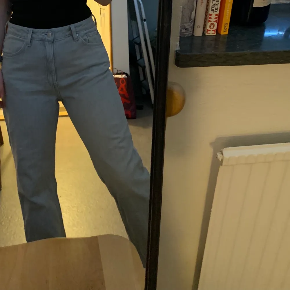 Gråa jeans från Weekday i modellen Voyage, strl W30L28. Tycker inte riktigt som gör sig rätt på bilden på mig då de är för stora. Använda fåtal gånger, nypris 500kr. . Jeans & Byxor.