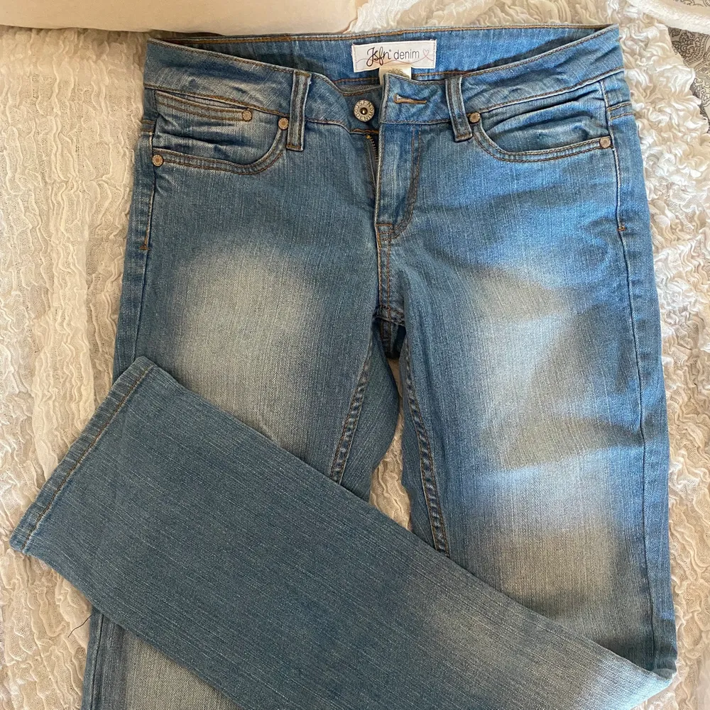 Så snygga blåa lågmidjade jeans som tyvärr blivit alldeles för tajta för mig! Lågmidjade och perfekt passform. . Jeans & Byxor.