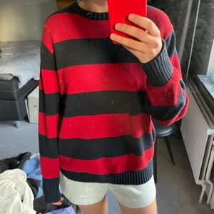 Brandy Melville Brianna Sweater - Kollar intresset på min fina brianna sweater som tyvärr aldrig kommit till användning😭skriv om du är intresserad av att köpa💋💋