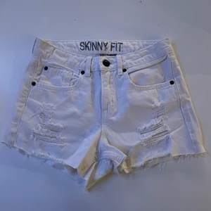 jeansshorts  - Vita jeansshorts utan hål elr defekter. Vet tyvär inte storleken men tror runt xs