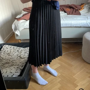 Svart långkjol🖤 - Jätte fin och söt svart kjol som är helt oanvänd🖤☺️ Sitter bra i midjan och är perfekt längd!