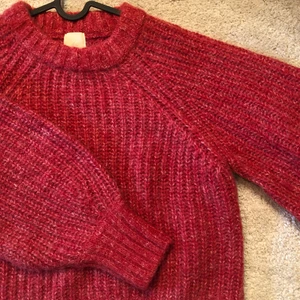 Rosa röd tjocktröja  - En jätte mysig stickad hm tjocktröja. Bekväm och sitter fint på. I bra skick. 