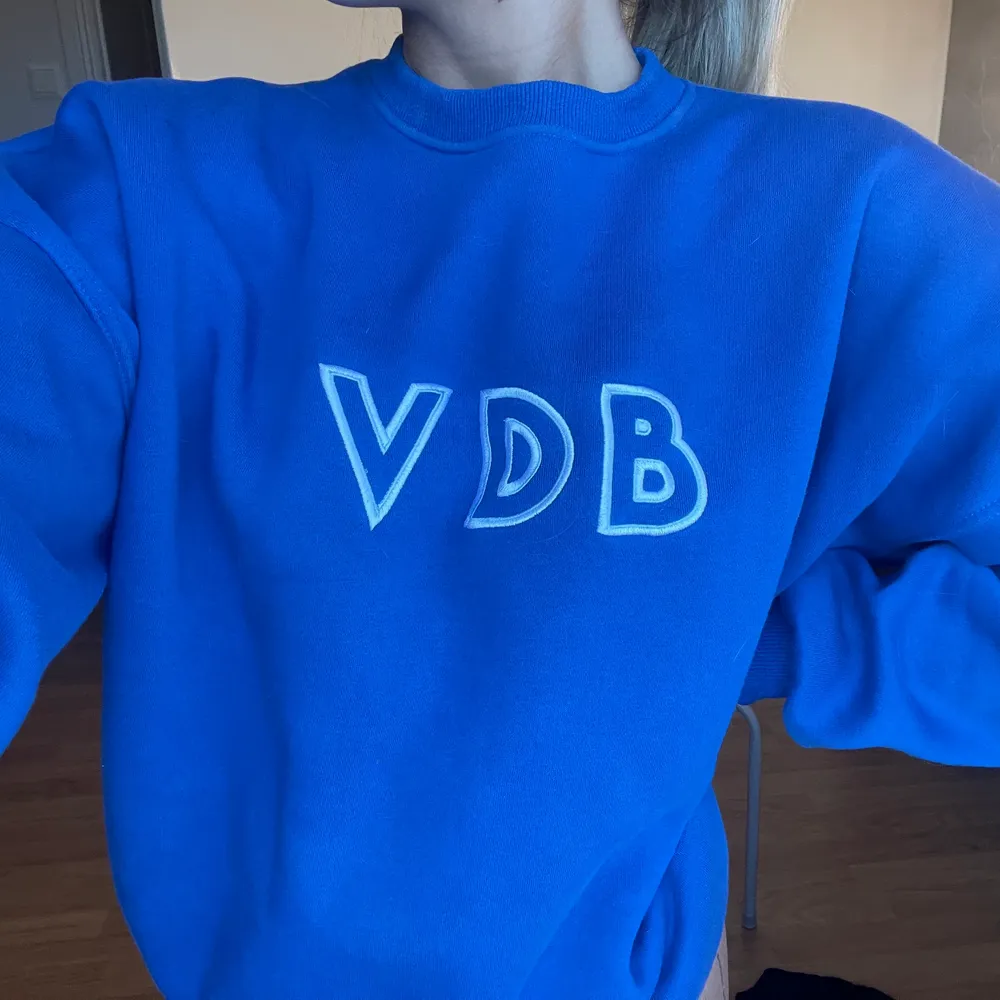 Säljer denna sweatshirt från venderbys, skitsnygg blå färg o hade gärna haft kvar den men måste få in lite pengar 😭 Dom finns inte att köpa längre och tror jag:( säljer denna för 400+ frakt❤️‍🔥 storlek xs/s. Tröjor & Koftor.