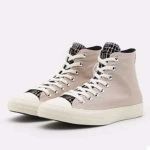 Helt nya höga converse - Säljer ett par helt nya slutsålda höga converse i stolerk 38. Har aldrig använt dem lådan är hel och etiketten är kvar. Om fler bilder önskas är det bara att skriva till mig ✨ OBS: läs min profil