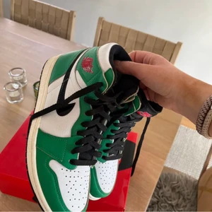 Jordan 1 - Air jordan 1 lucky green, väldigt bra skick 9/10. Box och extra skosnören samt tag ingår. Storlek 41 dam mem passar mig som har 39. Köp direkt för 3799