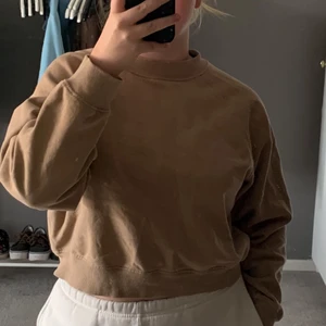 Beige/brun sweatshirt - Sweatshirt från Gina Tricot storlek S. Brun/Beige, färgen är lik irl som på bilderna. Skönt material både inne och utanpå💞🤎