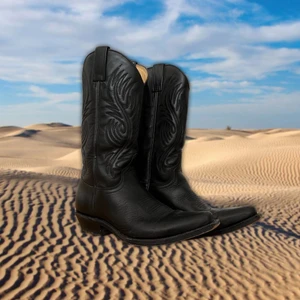 Svarta Cowboy boots - storlek: 38, lite små i storleken! säljs pga lite för små för mig men så otroligt snygga och väl bevarade skor!