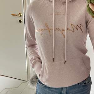 Ljusrosa Hoodie köpt från H&M ett tag sedan, är använd men är i bra skick. Storlek XS 