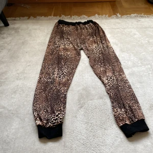 Mjukis byxor  - Det är ett par leopardmönstrad myukisbyxor super fina och skön 