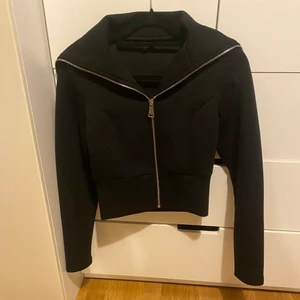 svart kofta från Ginatricot - en svart kofta från Ginatricot som är i mycket bra skick och knappt använd, den är i storlek XS💕