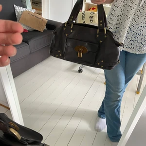 Mulberry väska - En så fin äkta Mulberry väska i brunt läder. ❤️ Det är så fina detaljer på väskan. Den är vintage! Så himla bra storlek.❤️💘 Nypris ca 10000 kr men jag säljer den för 2800 kr❤️ Kan mötas i Sthlm eller så betalar du för frakten🥰  Den är i gott skick men insidan har lite fläckar💘