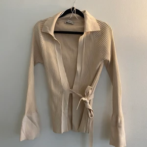 Ribbad tröja med krage  - Jag säljer en ljusbeige tröja med krage från Chiquelle i strl S. Jag har använt den 2 ggr. Kvalitén på denna topnotch! Otroligt bekväm. 😝 (Pris kan diskuteras vid snabbköp)