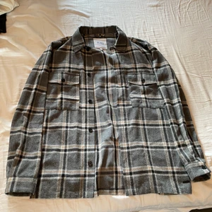 Just Junkies Overshirt - Snygg overshirt som slutat komma till användning. Använt ca 3 gånger så skicket är ungefär 9/10. 