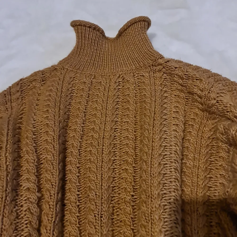 Stickad tröja som köptes på H&M förra året och inte kommit till användning. Köparen står för frakt.. Neuleet.